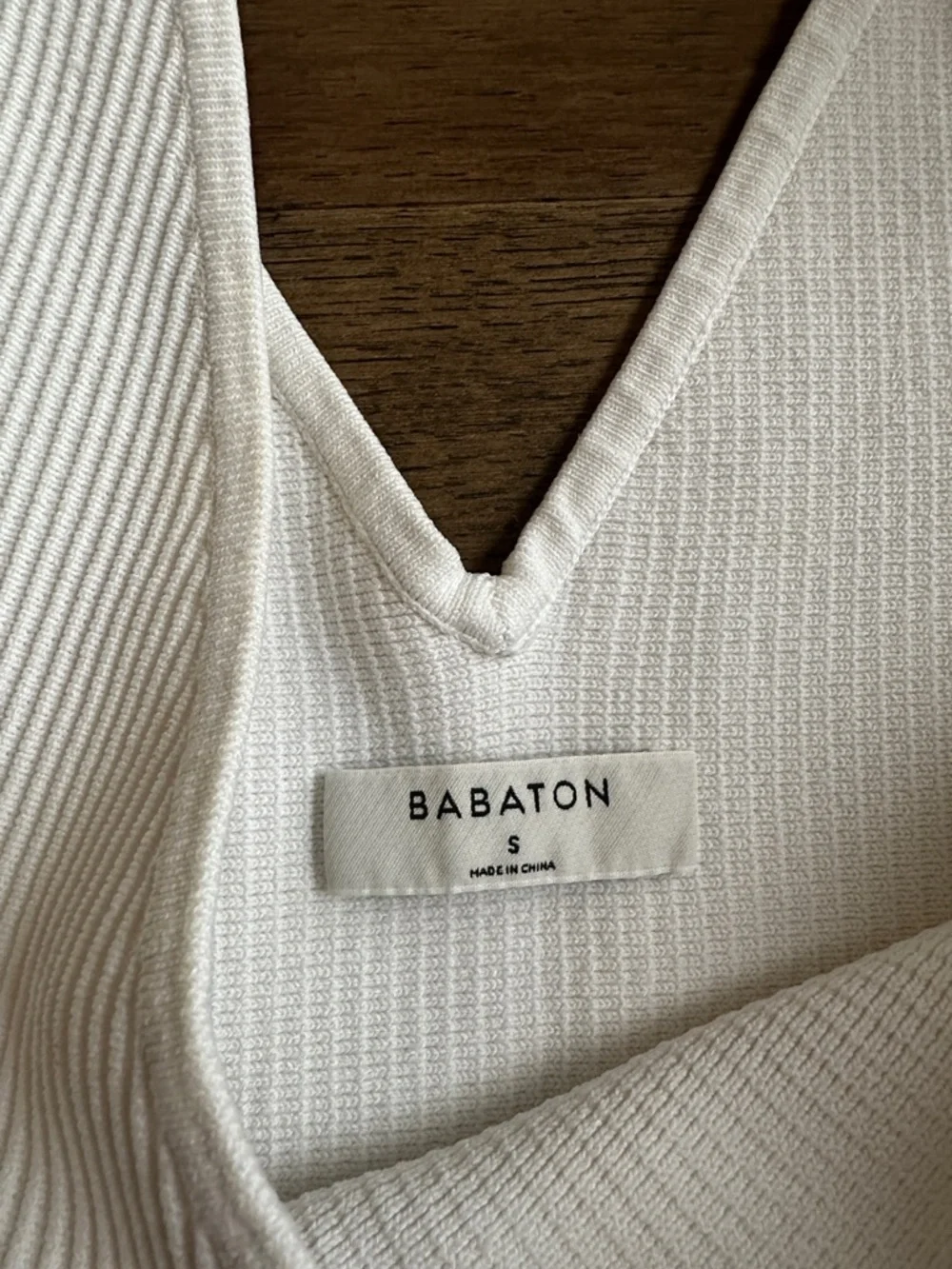 V-Neck Ribbed Tank Top Babaton - Picture 2 of 4